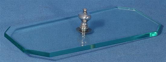 A George V silver two handled octagonal tea caddy, by Richard Comyns, length 202mm, weight 27.1oz/845grms.